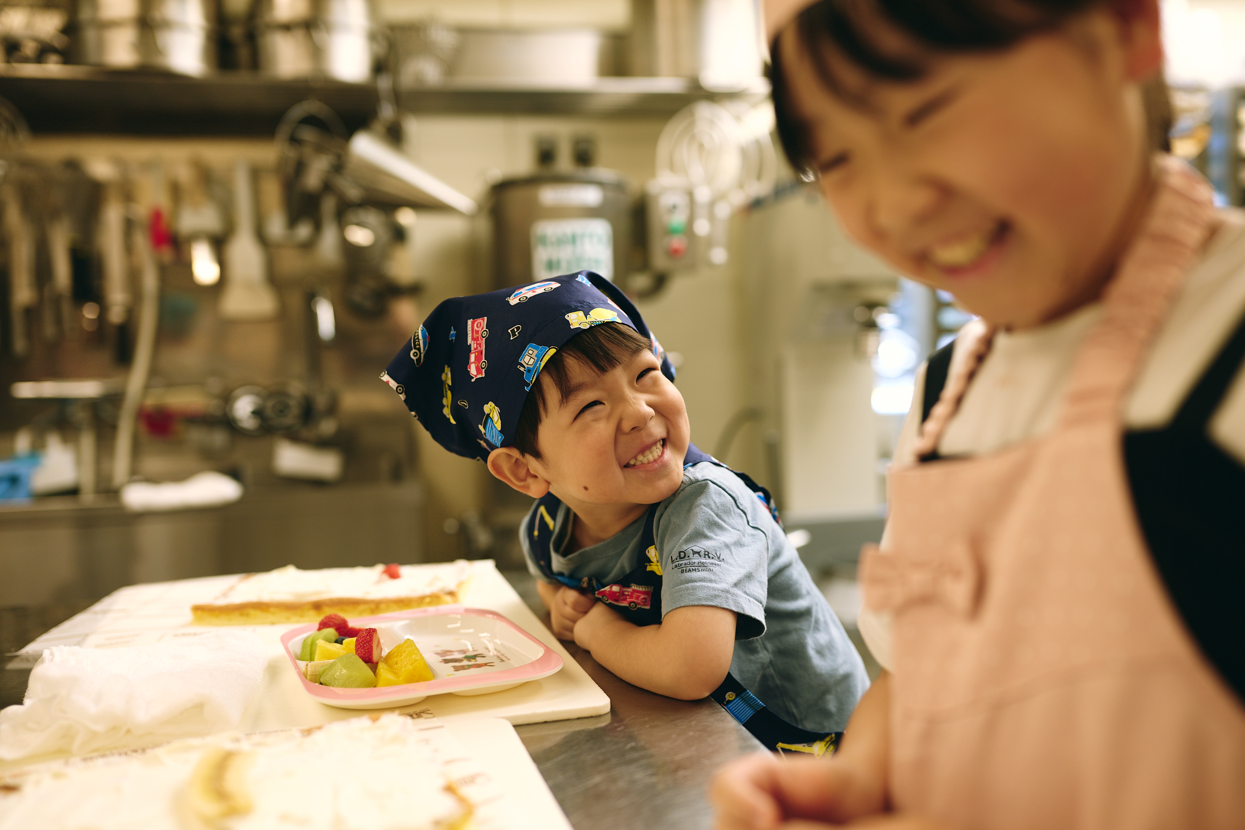 こどもお菓子教室で笑顔を見せる子どもたち 1